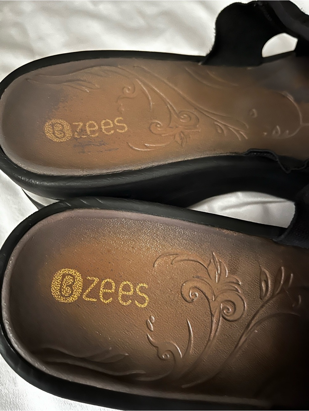 BZEES~BLACK~SANDAL~SILVER DETAIL~SIZE 11 - Picture 2 of 8